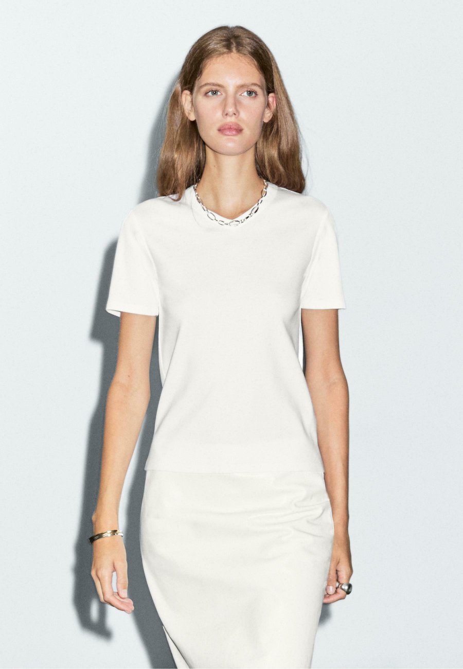 Футболка Massimo Dutti V-NECK SHORT SLEEVE, White
Футболка Massimo Dutti V-NECK SHORT SLEEVE, White