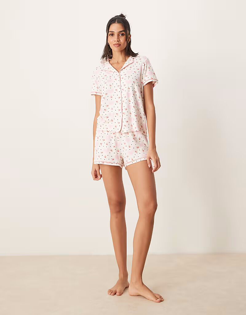 Пижамная рубашка с короткими рукавами и шорты от Urban Threads Revere с принтом в виде сердечек и цветов
Пижамная рубашка с короткими рукавами и шорты от Urban Threads Revere с принтом в виде сердечек и цветов