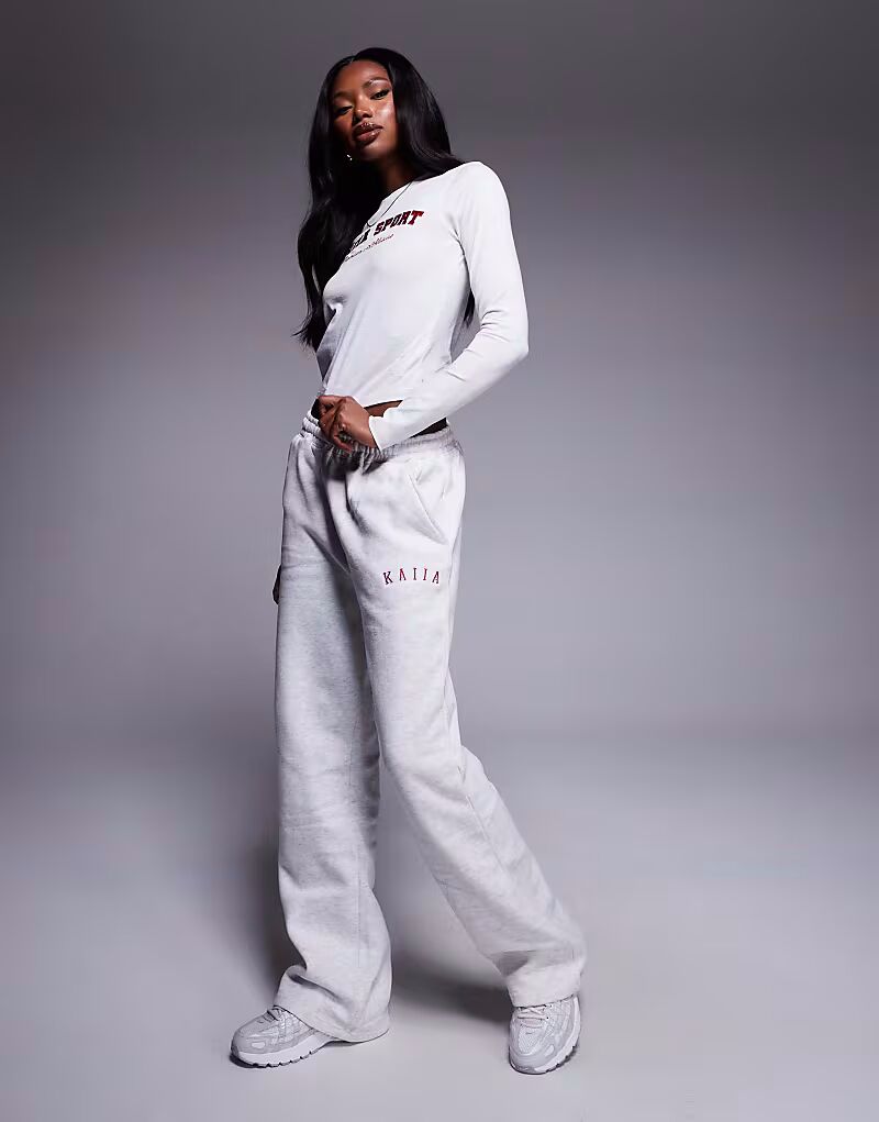 Широкие джоггеры с вышитым логотипом Kaiia светло-серого меланжевого и красного цветов
Широкие джоггеры с вышитым логотипом Kaiia светло-серого меланжевого и красного цветов