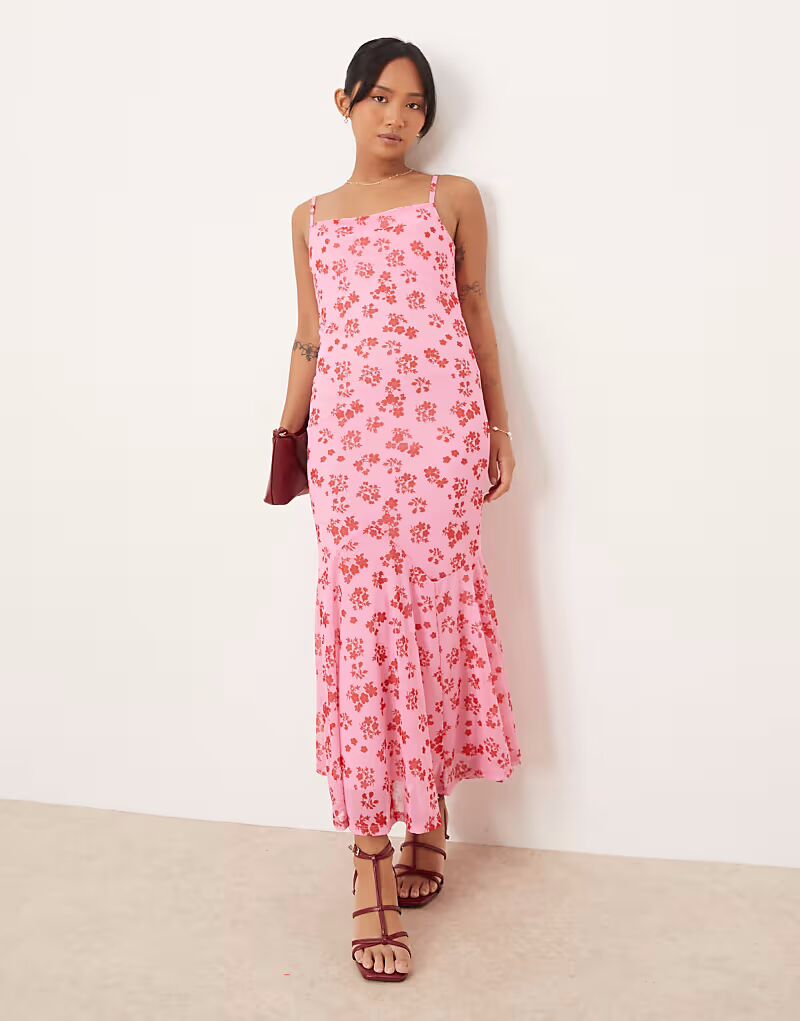 Платье-макси Vila Petite с квадратным вырезом и сетчатым узором в виде камилавки с розовым цветочным принтом
Платье-макси Vila Petite с квадратным вырезом и сетчатым узором в виде камилавки с розовым цветочным принтом