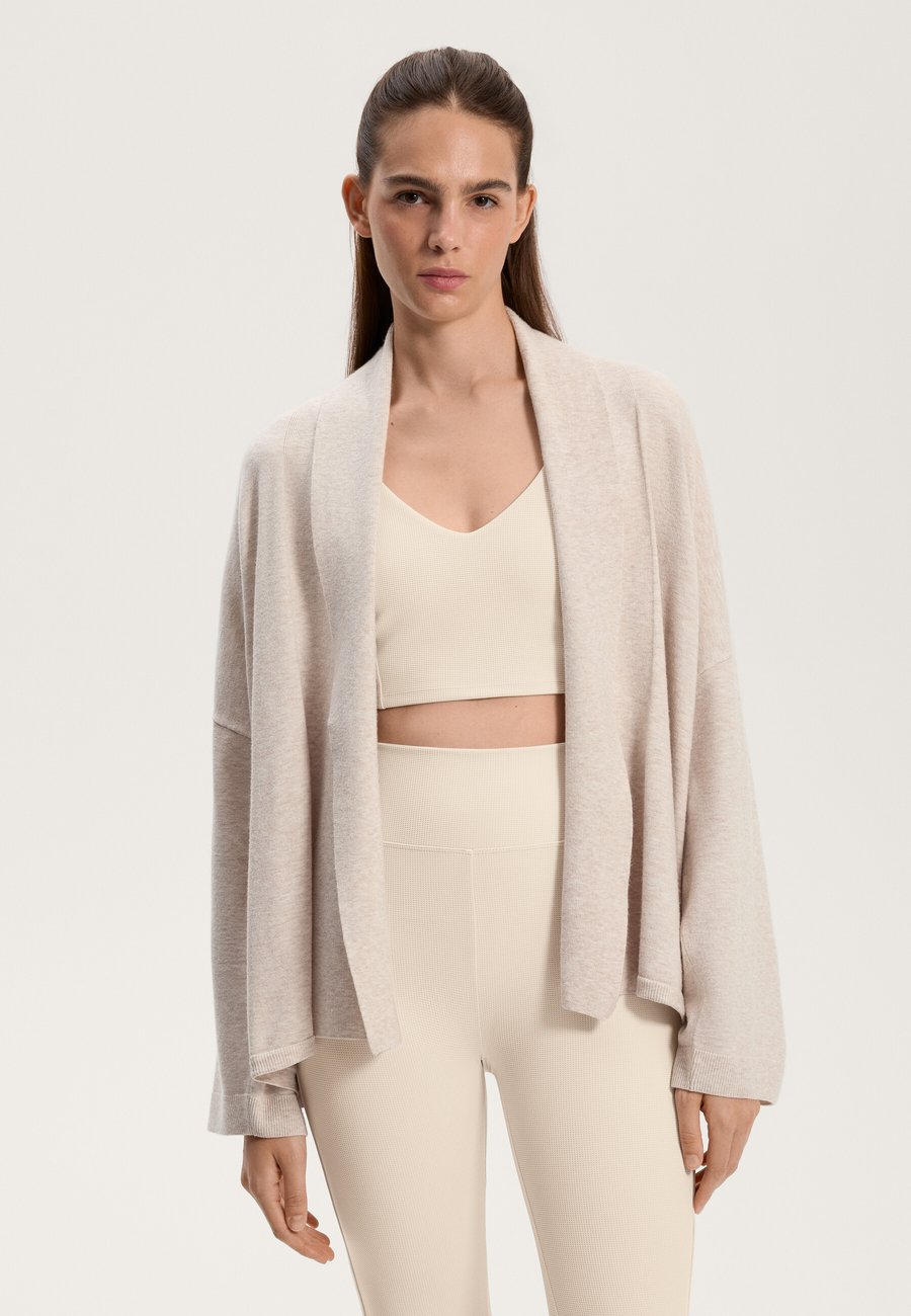 Кардиган OYSHO Cardigan, Sand
Кардиган OYSHO Cardigan, Sand
