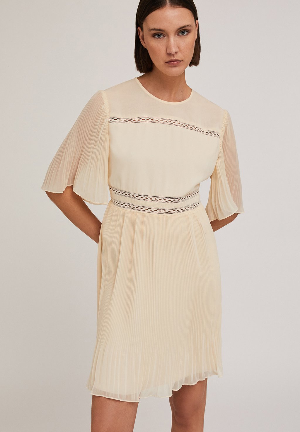 Повседневное платье RICAMATO CON DETTAGLI PLISSÉ Motivi, белый
Повседневное платье RICAMATO CON DETTAGLI PLISSÉ Motivi, белый