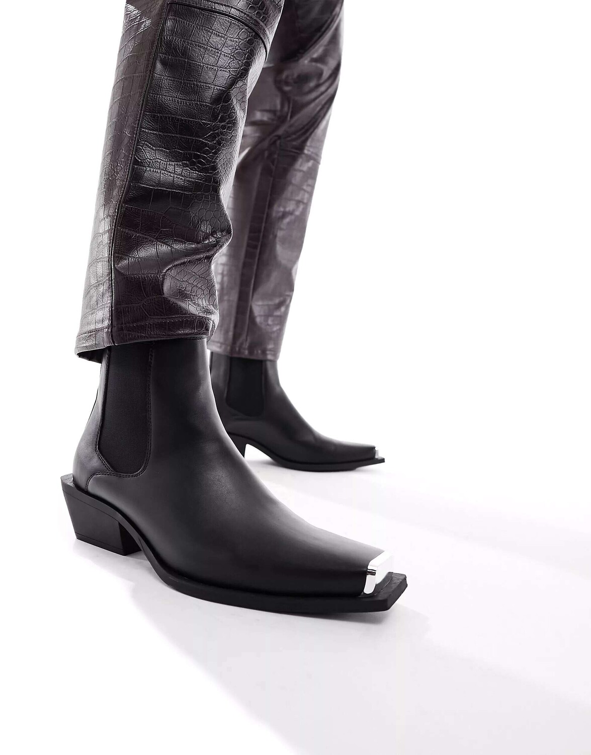 Ботинки челси в стиле вестерн на кубинском каблуке ASOS черного цвета из искусственной кожи с металлической фурнитурой
Ботинки челси в стиле вестерн на кубинском каблуке ASOS черного цвета из искусственной кожи с металлической фурнитурой