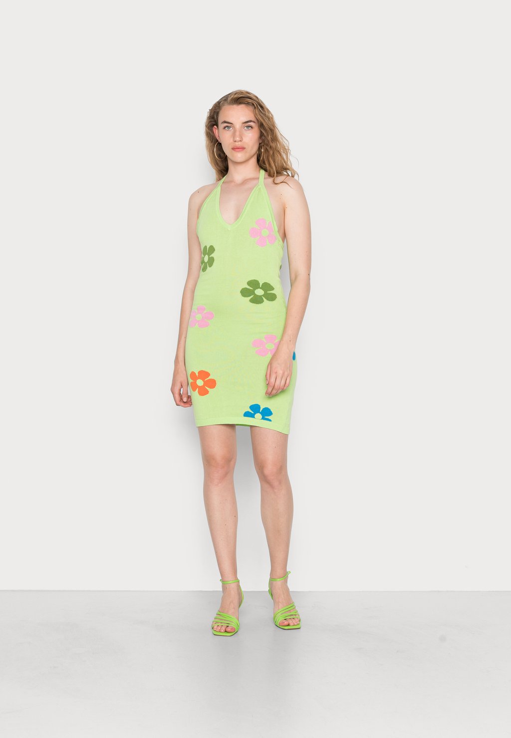 Повседневное платье HALTER BODYCON DRESS Glamorous, зеленый
Повседневное платье HALTER BODYCON DRESS Glamorous, зеленый