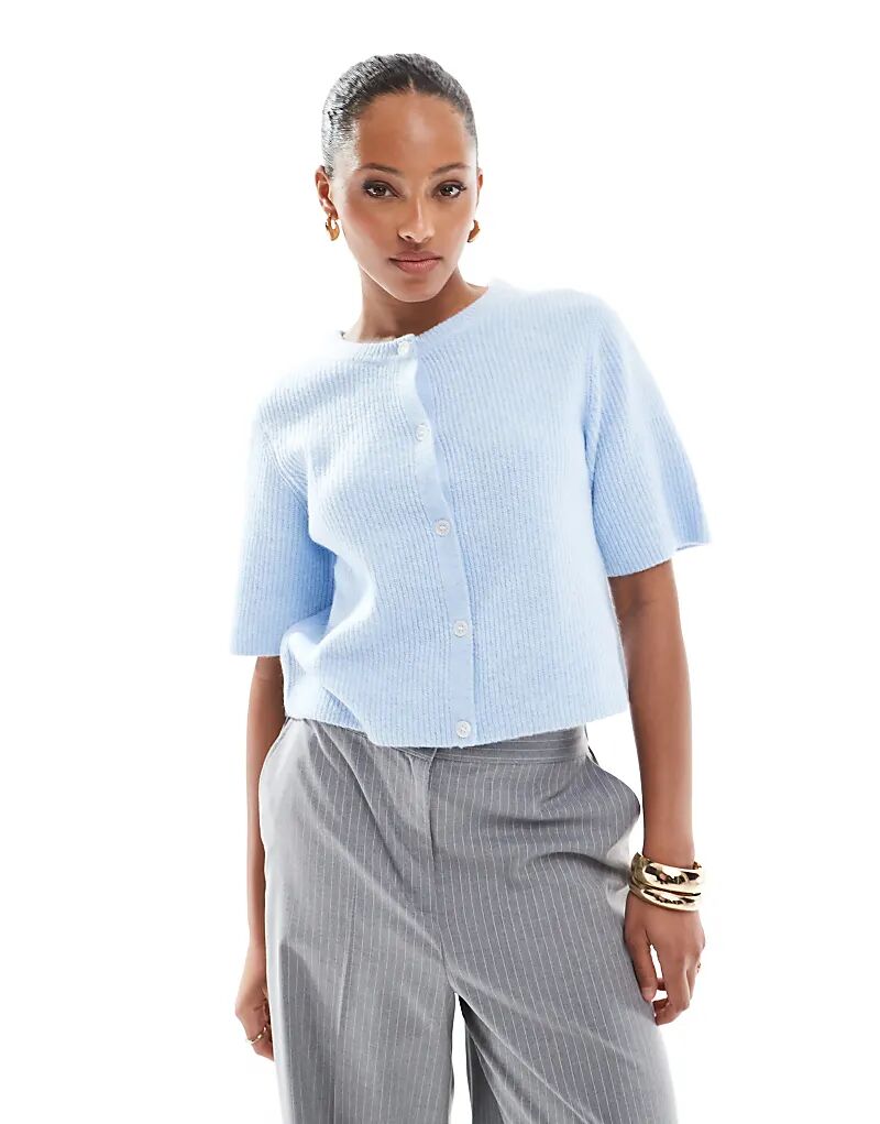 Мягкий трикотажный кардиган с короткими рукавами синего цвета Pieces
Мягкий трикотажный кардиган с короткими рукавами синего цвета Pieces