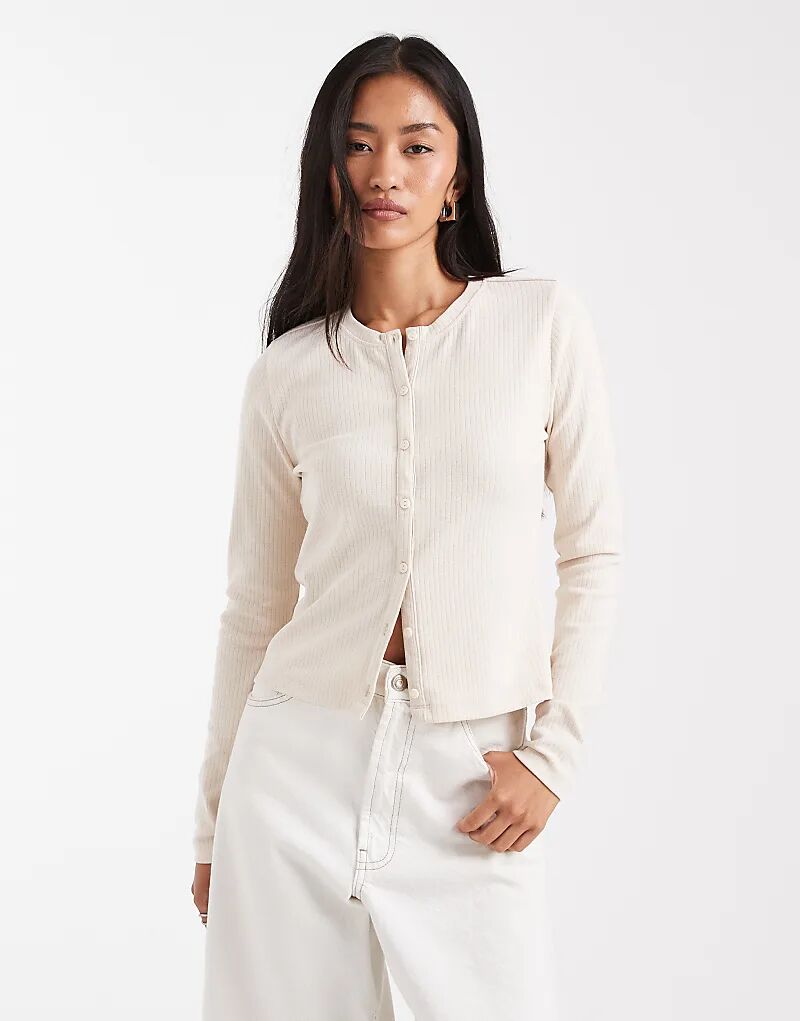 Потертый трикотажный лонгслив с длинными рукавами на пуговицах кремового цвета
Потертый трикотажный лонгслив с длинными рукавами на пуговицах кремового цвета