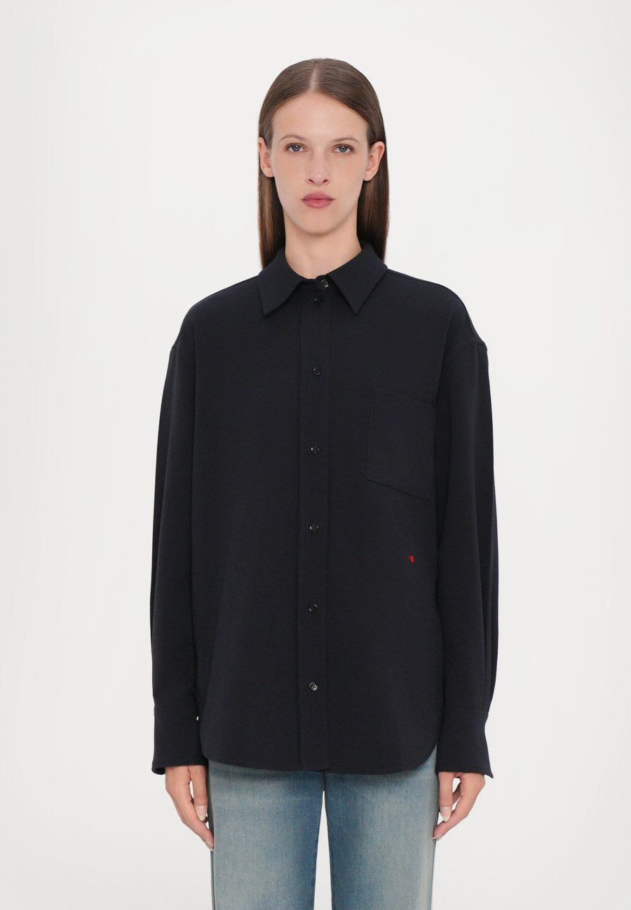 Блуза Victoria Beckham PYJAMA SHIRT, Navy/Dark Blue
Блуза Victoria Beckham PYJAMA SHIRT, Navy/Dark Blue