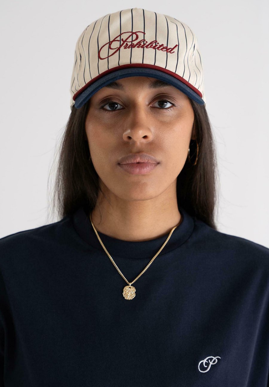 Бейсболка PROHIBITED GRAND RESORT STRIPE, Off White/Navy/Off-White
Бейсболка PROHIBITED GRAND RESORT STRIPE, Off White/Navy/Off-White