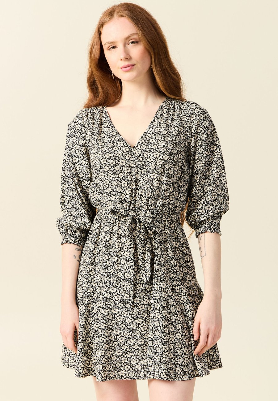 Платье BONOBO Jeans FLIESSENDES A-LINIEN MIT 3/4-ÄRMELN, Noir/Black
Платье BONOBO Jeans FLIESSENDES A-LINIEN MIT 3/4-ÄRMELN, Noir/Black