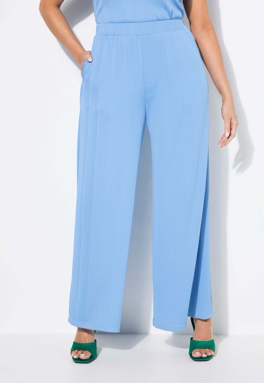 Брюки BIS MARLENE AUS WEITES BEIN ELASTIKBUND OHNE VERSCHLUSS Ulla Popken, светло-голубой
Брюки BIS MARLENE AUS WEITES BEIN ELASTIKBUND OHNE VERSCHLUSS Ulla Popken, светло-голубой