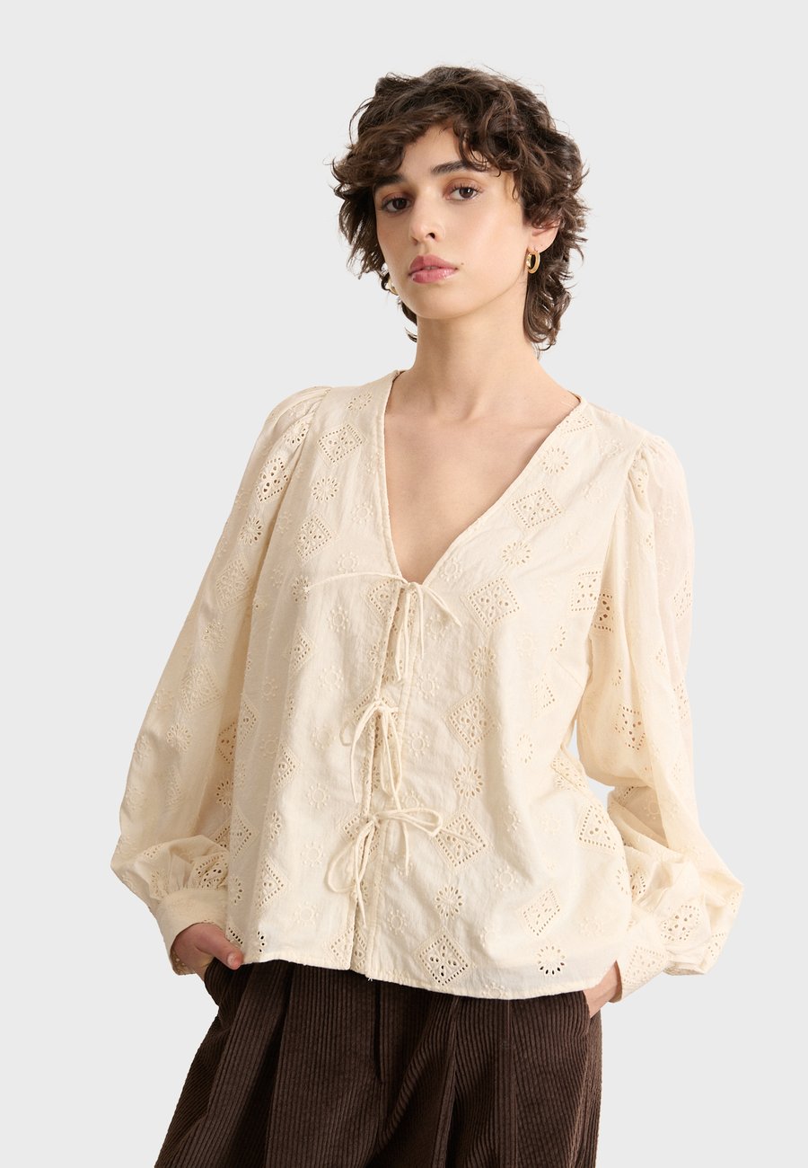 Блуза Garance Paris BETTY, Off White/Off-White
Блуза Garance Paris BETTY, Off White/Off-White