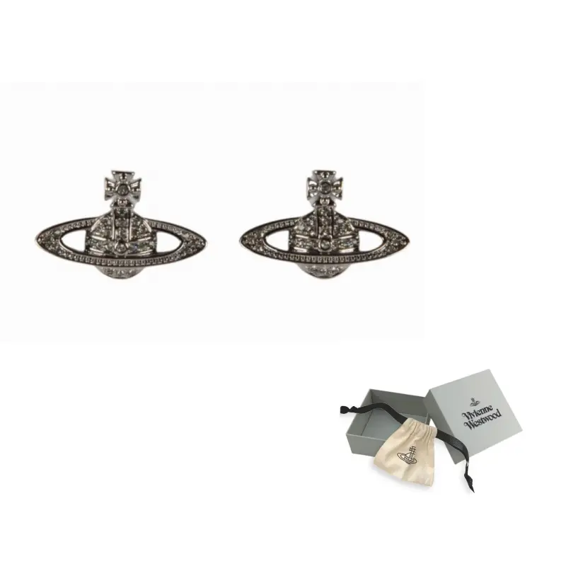 Миниатюрные барельефные серьги Vivienne Westwood
Миниатюрные барельефные серьги Vivienne Westwood