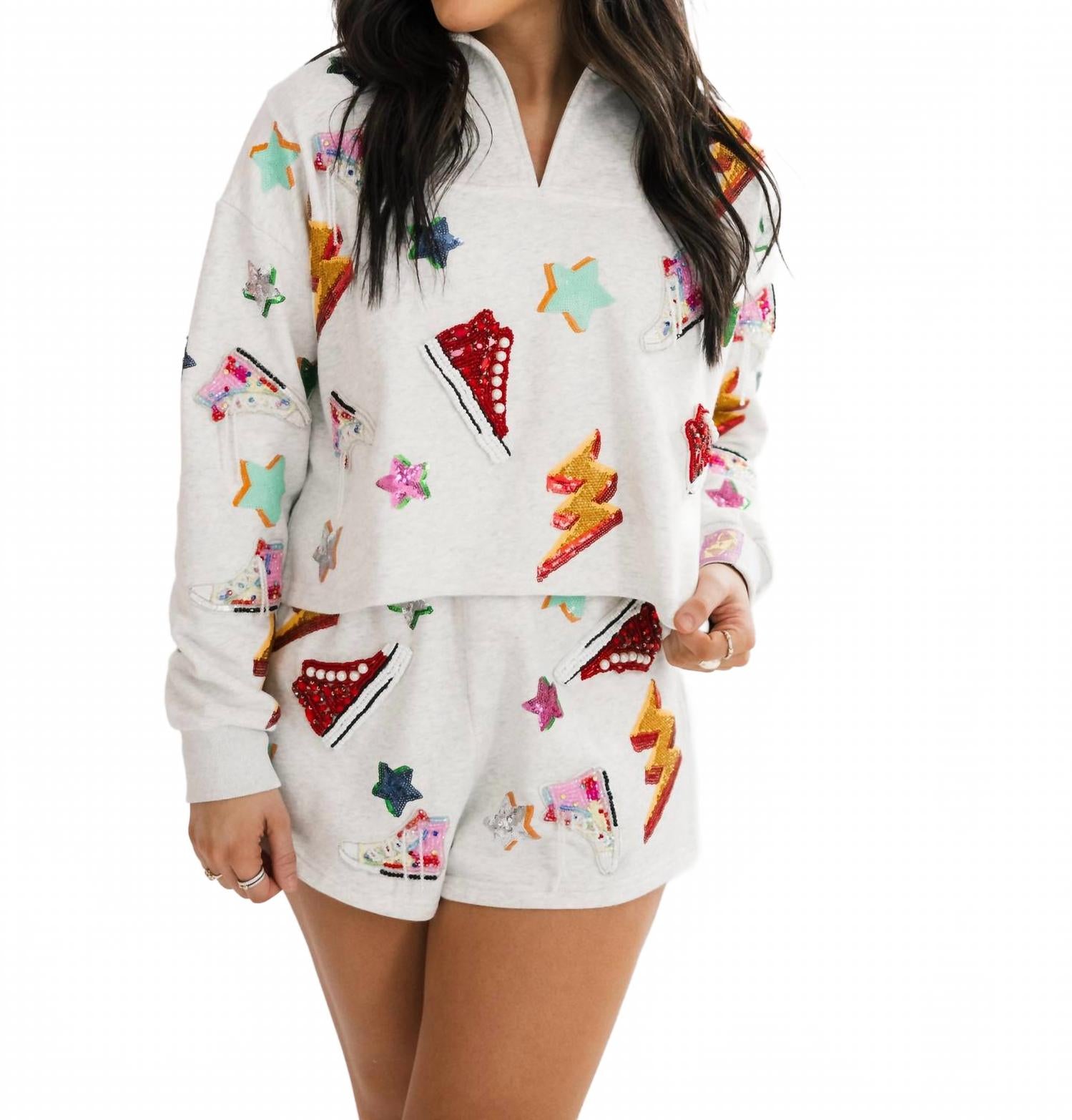 Графитовый свитшот с V-образным вырезом и принтом кроссовка и молнии QUEEN OF SPARKLES, Sneaker & Lightning Bolt
Графитовый свитшот с V-образным вырезом и принтом кроссовка и молнии QUEEN OF SPARKLES, Sneaker & Lightning Bolt