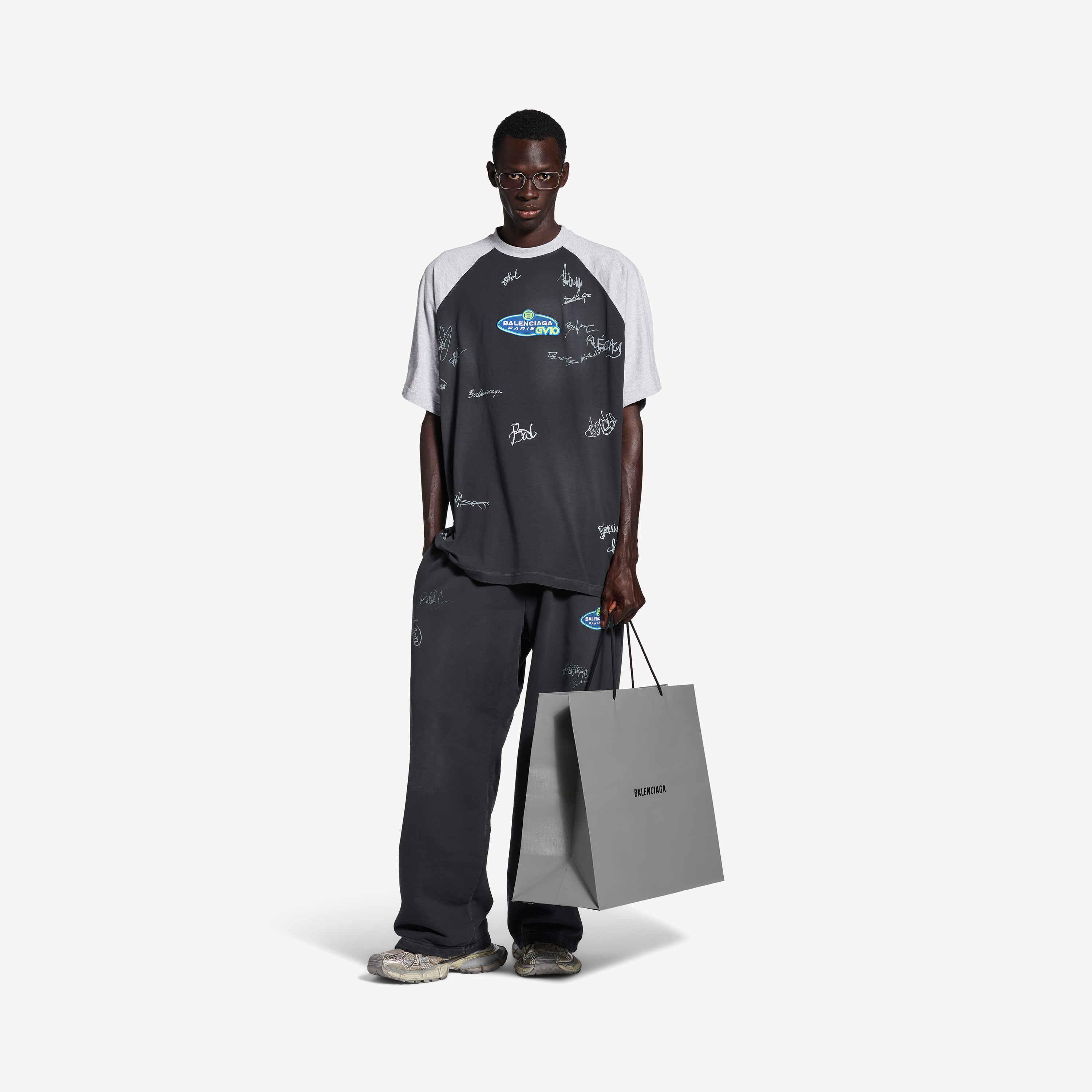 Мужская футболка banana raglan oversize выцветшего черного цвета BALENCIAGA, выцветший черный
Мужская футболка banana raglan oversize выцветшего черного цвета BALENCIAGA, выцветший черный
