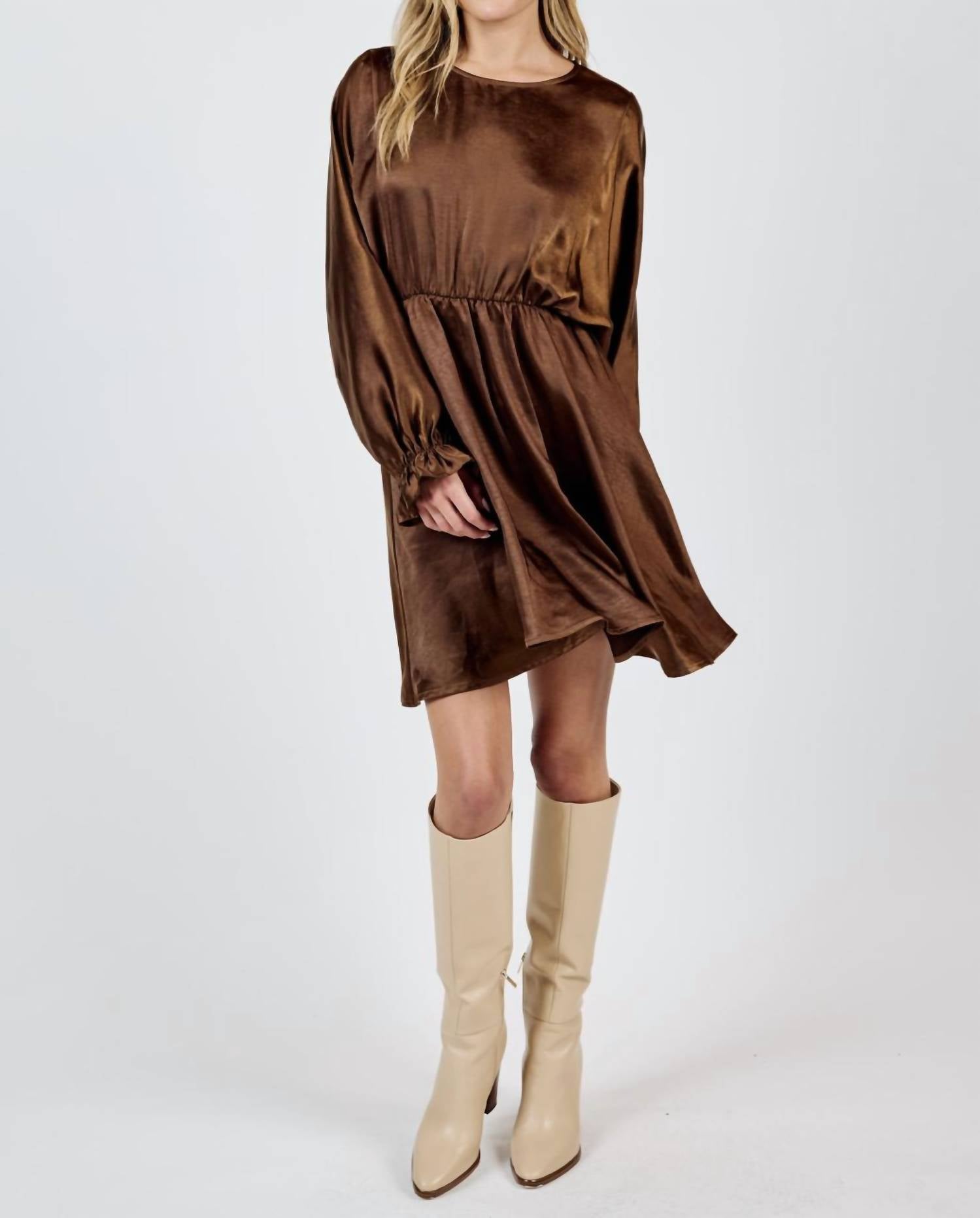 Мини-платье с рукавами «летучая мышь» коричневого цвета Sadie & Sage
Мини-платье с рукавами «летучая мышь» коричневого цвета Sadie & Sage