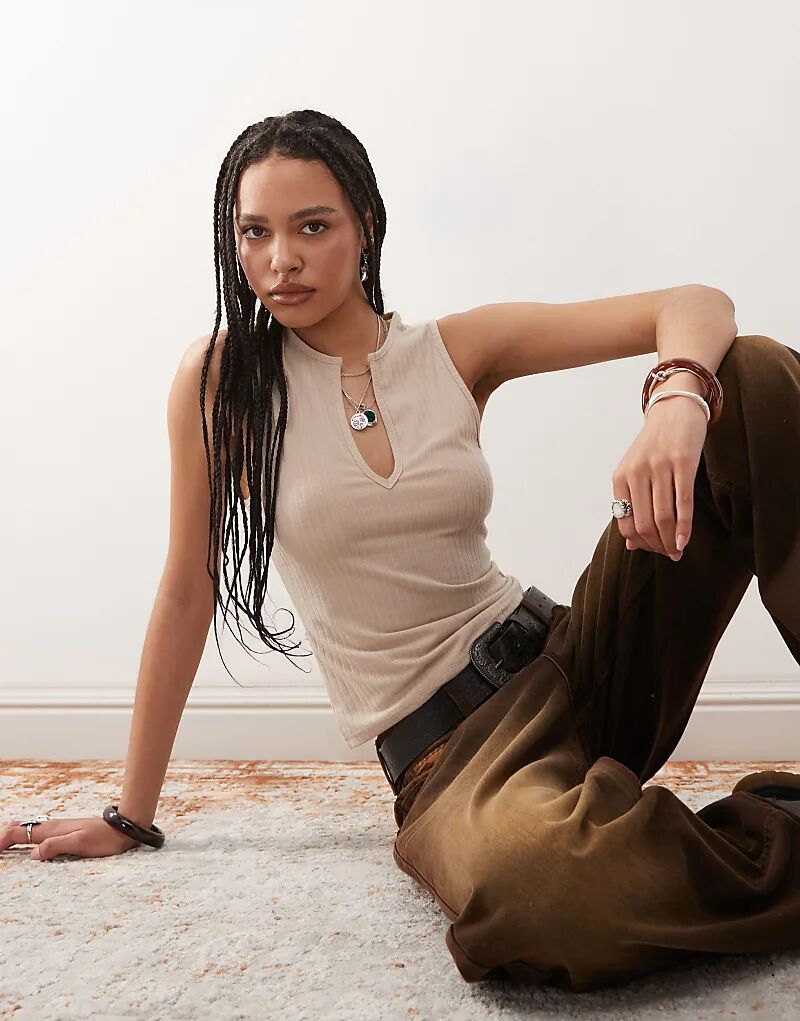 Майка COLLUSION с вырезом спереди, ребристая вязка, цвет "камень"
Майка COLLUSION с вырезом спереди, ребристая вязка, цвет "камень"