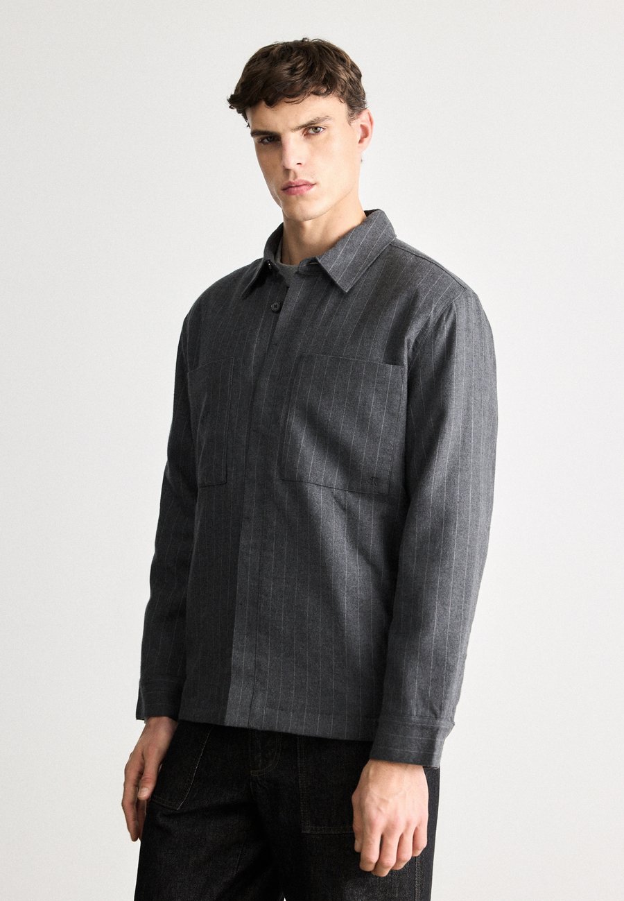 Куртка Calvin Klein FILLED SHIRT JACKET, Charcoal Heather/Dark Grey
Куртка Calvin Klein FILLED SHIRT JACKET, Charcoal Heather/Dark Grey