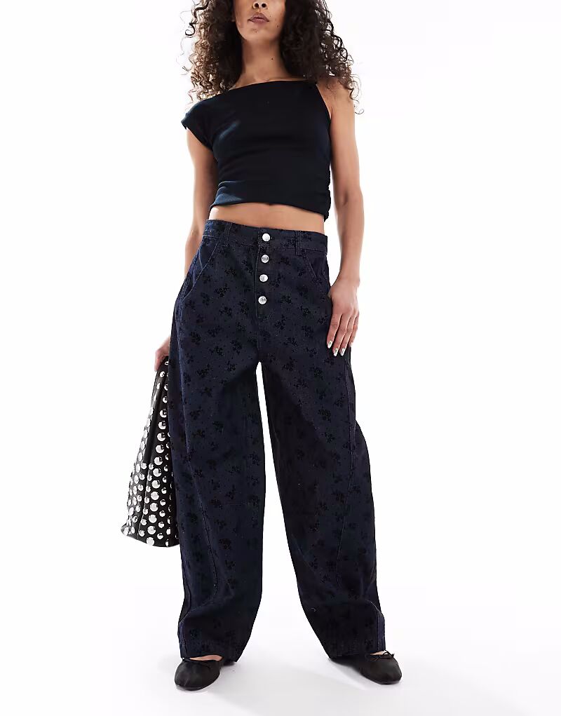 Джинсы-бочонки ASOS DESIGN с мелким цветочным принтом
Джинсы-бочонки ASOS DESIGN с мелким цветочным принтом