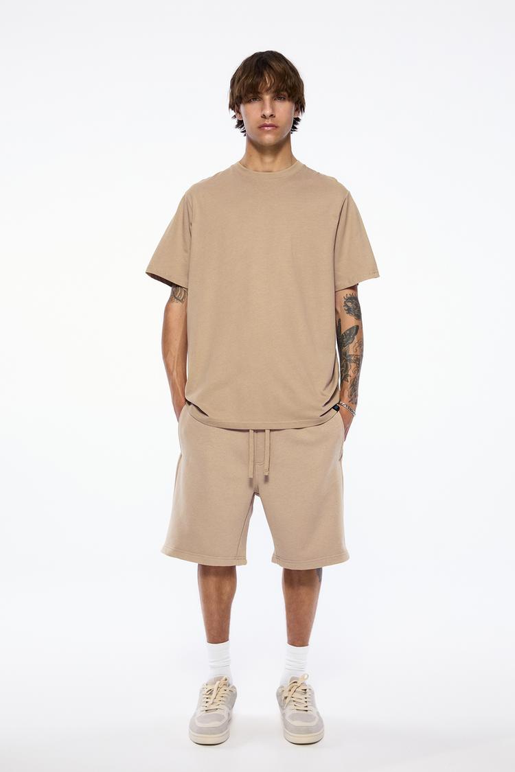 Комплект из базовых шорт-бермуд и футболки Pull And Bear, бежевый
Комплект из базовых шорт-бермуд и футболки Pull And Bear, бежевый