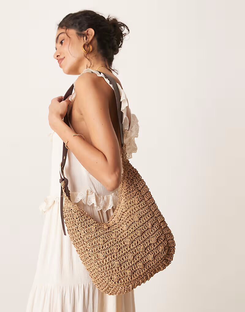 Сумка My Accessories из рафии с изогнутым ремешком на пряжке бежевого цвета
Сумка My Accessories из рафии с изогнутым ремешком на пряжке бежевого цвета