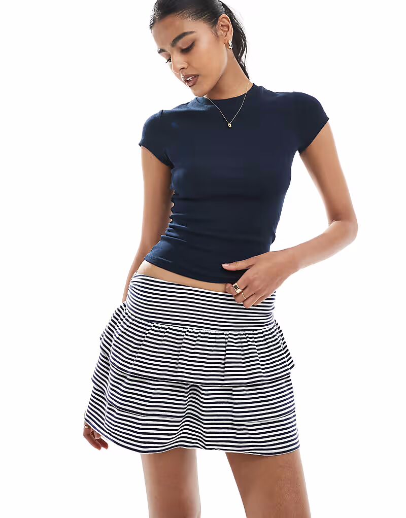 Юбка-шорты Hollister средней посадки с оборками в черном и белом цвете
Юбка-шорты Hollister средней посадки с оборками в черном и белом цвете