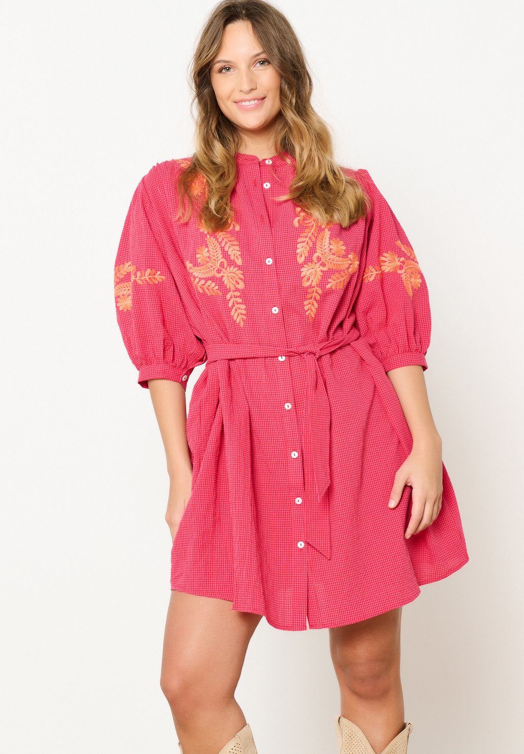 Платье-рубашка VICHY WITH EMBROIDERY LolaLiza, неоново-розовый 
Платье-рубашка VICHY WITH EMBROIDERY LolaLiza, неоново-розовый