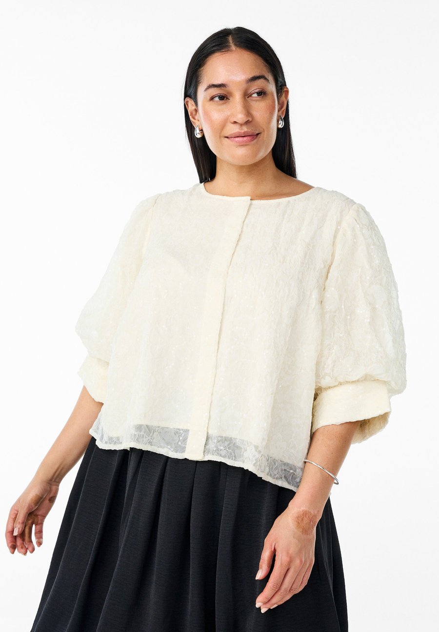 Блуза Zizzi MIT PAILLETTEN UND HALB ÄRMELN, Vanilla Ice/Off-White
Блуза Zizzi MIT PAILLETTEN UND HALB ÄRMELN, Vanilla Ice/Off-White