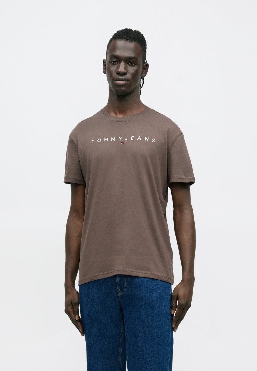 Футболка Tommy Jeans LINEAR LOGO TEE, Black Walnut/Brown, Черный, Футболка Tommy Jeans LINEAR LOGO TEE, Black Walnut/Brown
Футболка Tommy Jeans LINEAR LOGO TEE, Black Walnut/Brown, Черный, Футболка Tommy Jeans LINEAR LOGO TEE, Black Walnut/Brown