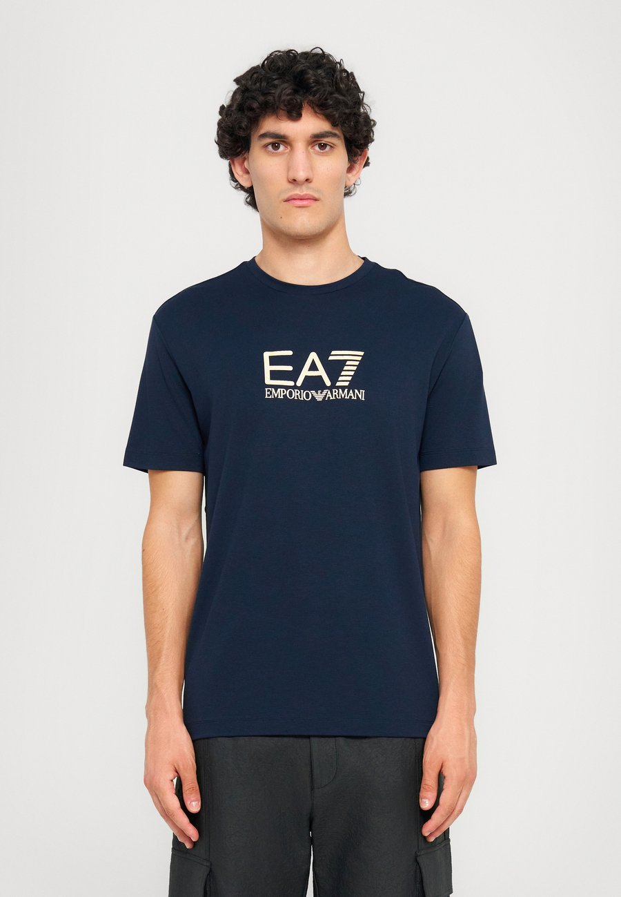 Футболка EA7 Emporio Armani TRAIN LABEL TEE BIG LOGO, Blue, Синий, Футболка EA7 Emporio Armani TRAIN LABEL TEE BIG LOGO, Blue
Футболка EA7 Emporio Armani TRAIN LABEL TEE BIG LOGO, Blue, Синий, Футболка EA7 Emporio Armani TRAIN LABEL TEE BIG LOGO, Blue