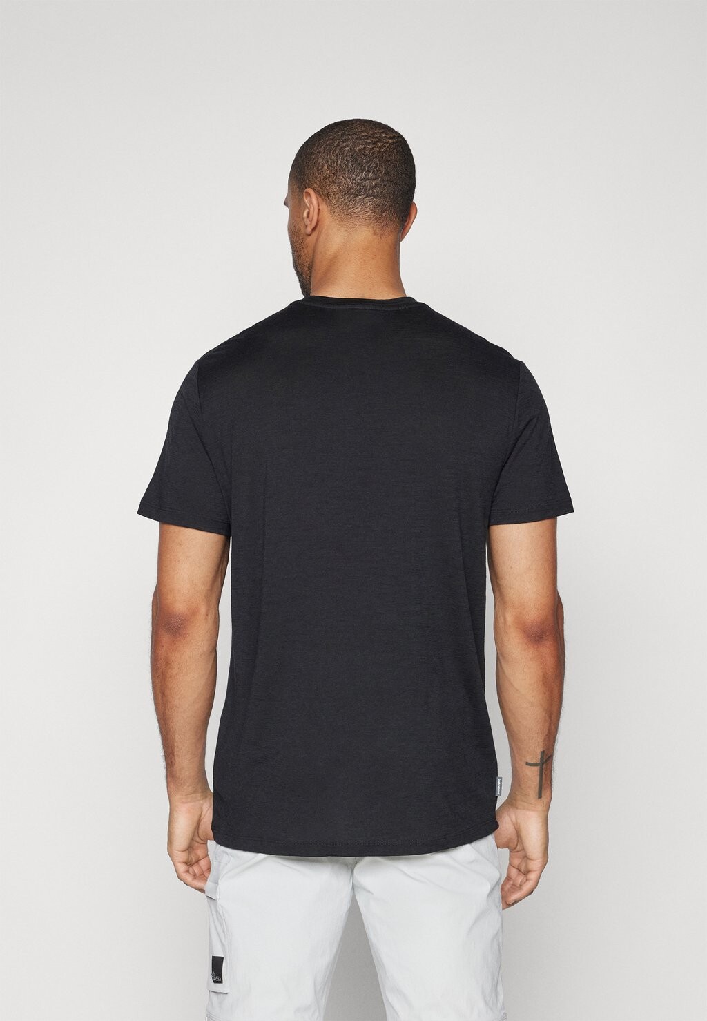 Базовая футболка Lite Tee Icebreaker, черная
Базовая футболка Lite Tee Icebreaker, черная