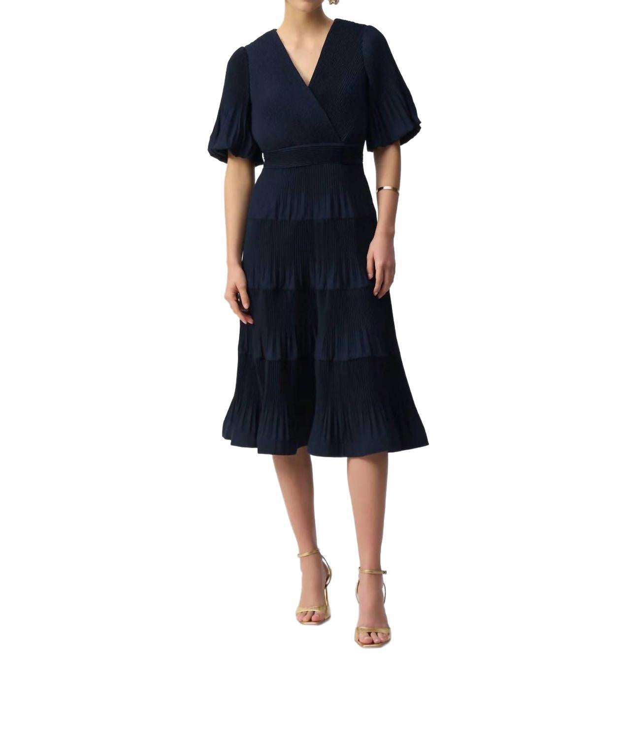 V-образный вырез плиссированное миди-платье с запахом в цвете "полуночный синий" Joseph Ribkoff 
V-образный вырез плиссированное миди-платье с запахом в цвете "полуночный синий" Joseph Ribkoff