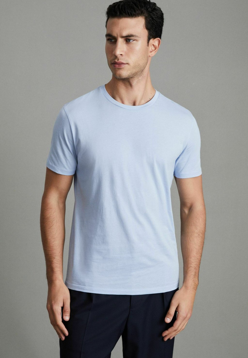 Базовая футболка REGULAR FIT BLESS CREW NECK Reiss, светло-голубой 
Базовая футболка REGULAR FIT BLESS CREW NECK Reiss, светло-голубой