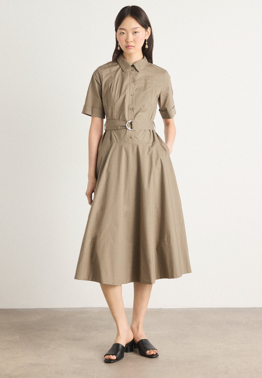 Платье DKNY DROPPED WAIST BUTTON FRONT DRESS SELF BELT AND SIDE SEAM POCKETS, Utility Green/Evergreen
Платье DKNY DROPPED WAIST BUTTON FRONT DRESS SELF BELT AND SIDE SEAM POCKETS, Utility Green/Evergreen