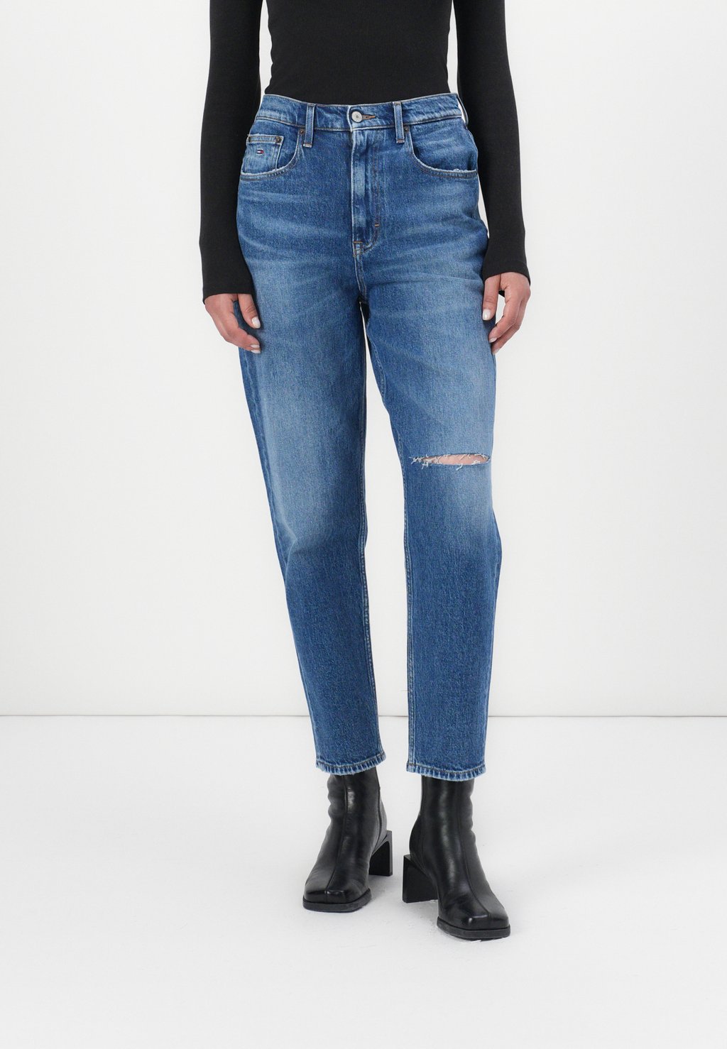 Джинсы прямого кроя MOM Tommy Jeans, цвет Blue Denim
Джинсы прямого кроя MOM Tommy Jeans, цвет Blue Denim