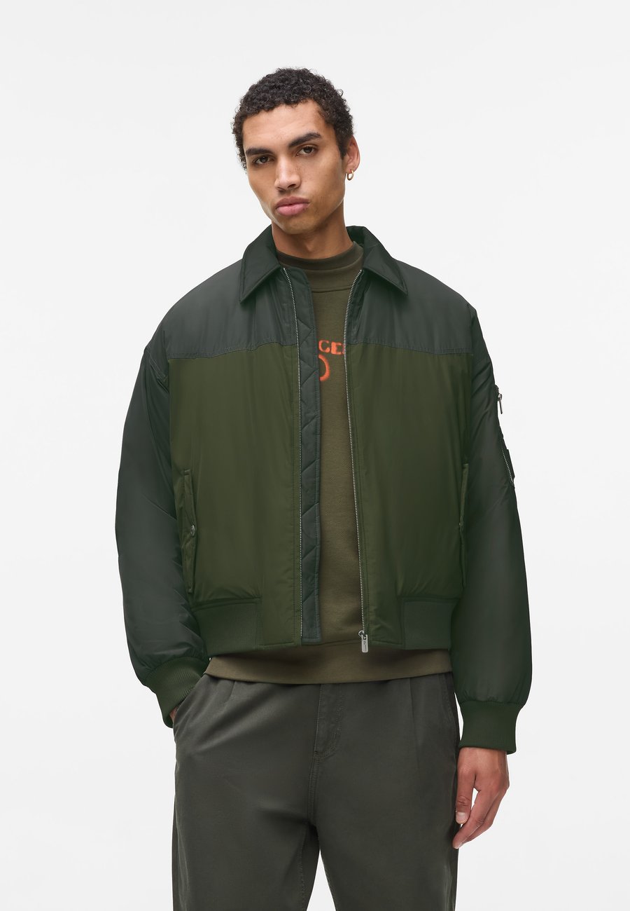 Куртка Karl Lagerfeld Jeans PADDED, Forest Night/Dark Green
Куртка Karl Lagerfeld Jeans PADDED, Forest Night/Dark Green