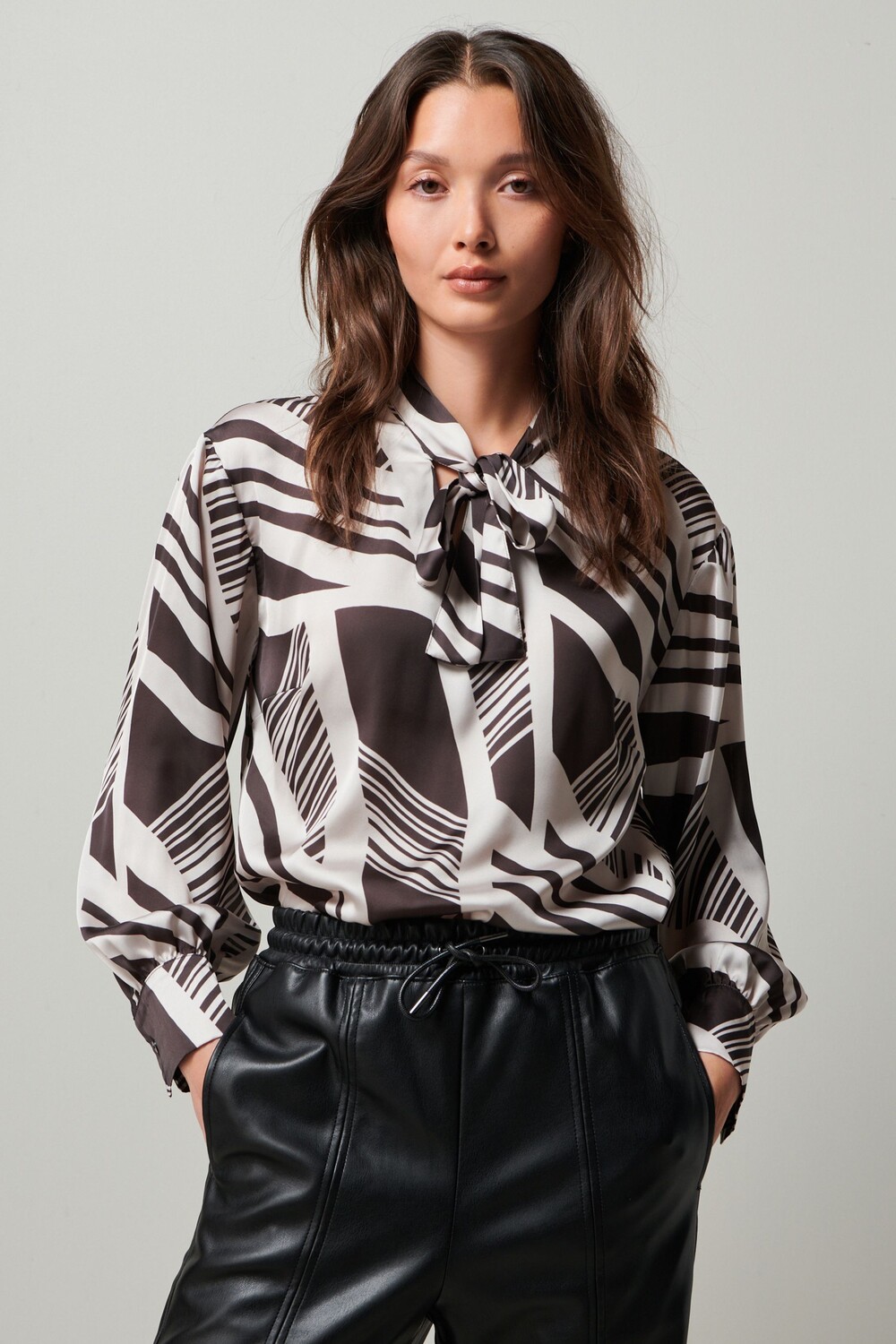 Блузка с длинными рукавами и завязками на шее Next
Блузка с длинными рукавами и завязками на шее Next