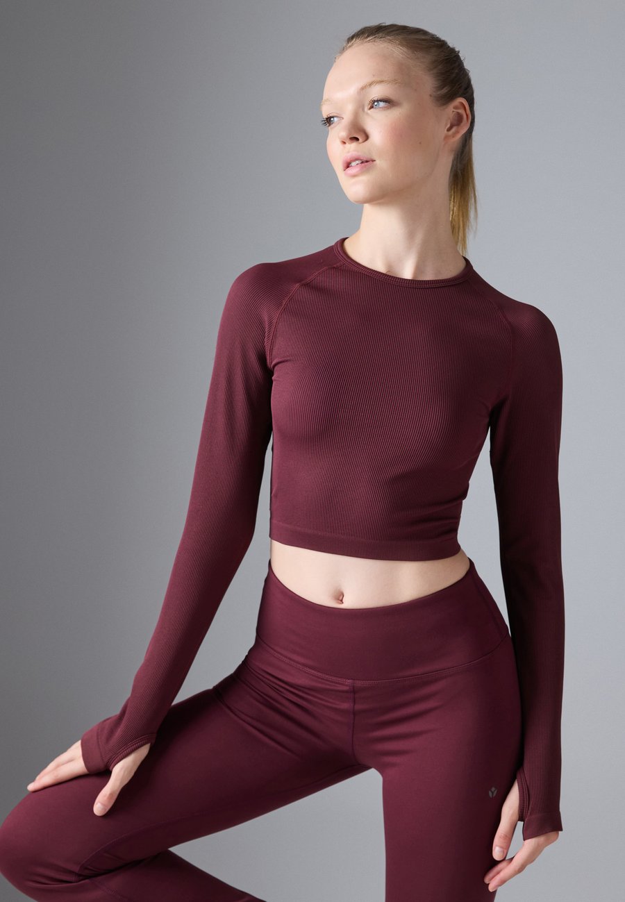 Топ Even&Odd active CROPPED LONG SLEEVE FINE RIB SEAMLESS TOP, Bordeaux
Топ Even&Odd active CROPPED LONG SLEEVE FINE RIB SEAMLESS TOP, Bordeaux