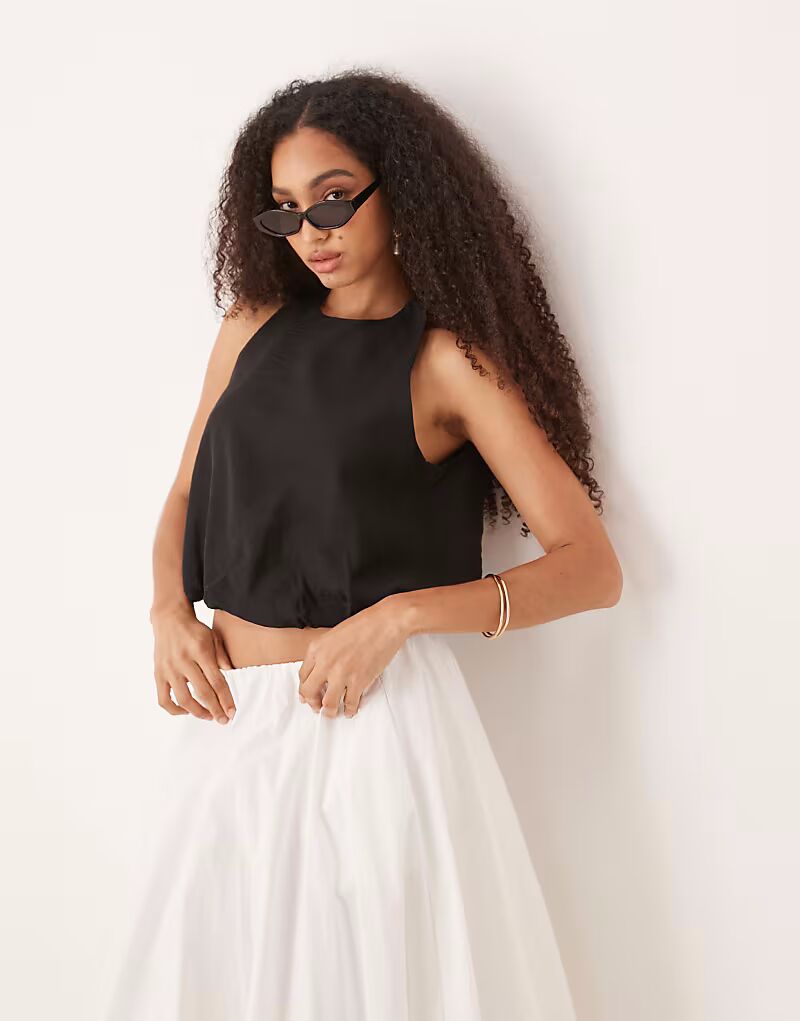 Мягкий топ Mango с круглым вырезом и подолом-фонариком черного цвета без рукавов
Мягкий топ Mango с круглым вырезом и подолом-фонариком черного цвета без рукавов