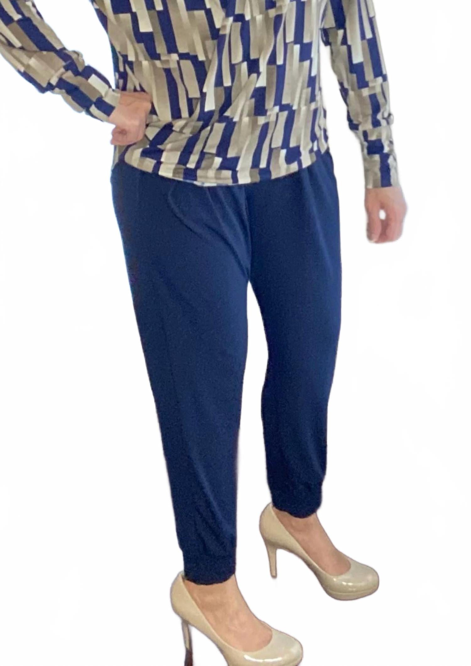 Спортивные брюки с манжетами и защипами в темно-синем цвете Ariella
Спортивные брюки с манжетами и защипами в темно-синем цвете Ariella