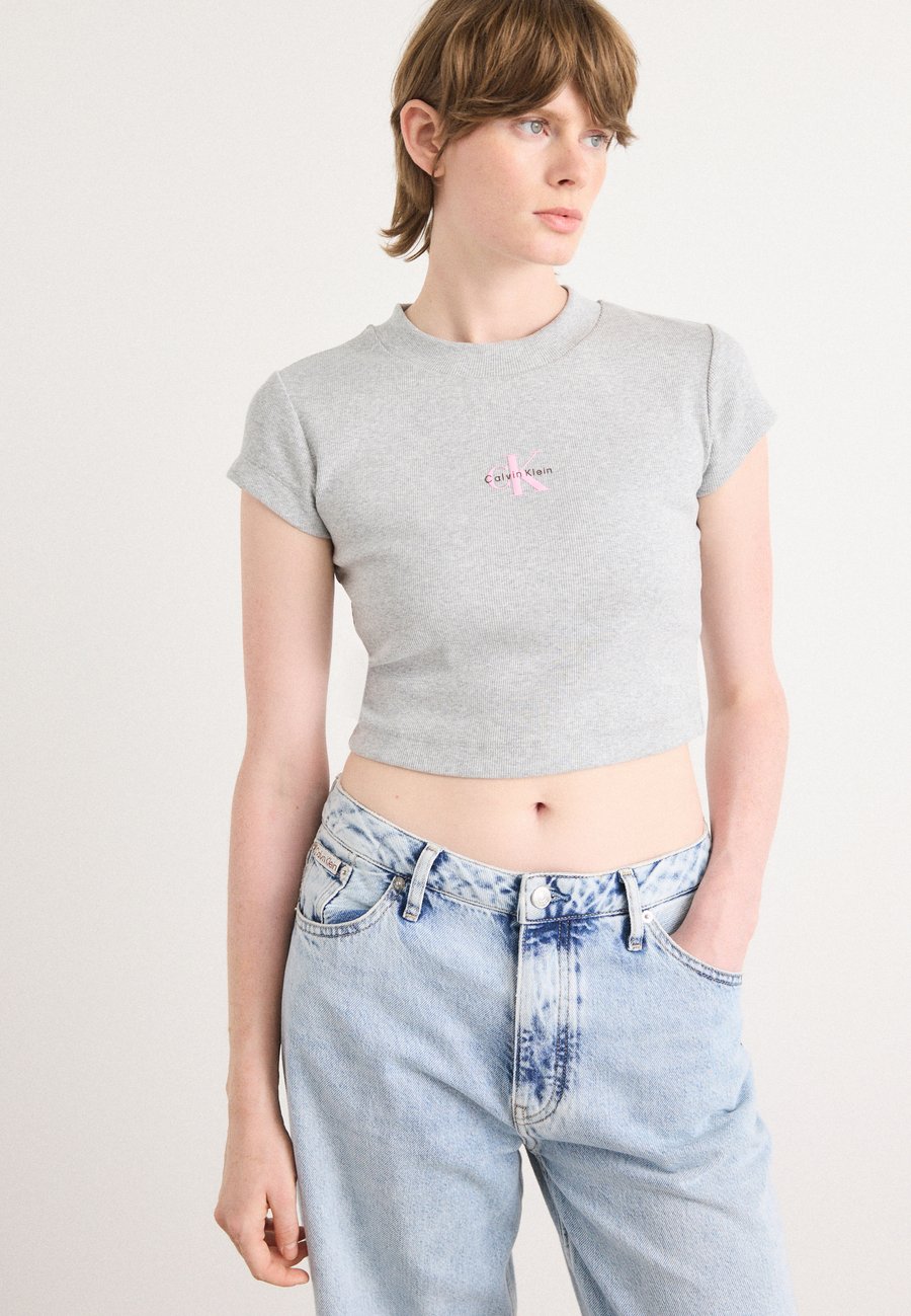 Футболка Calvin Klein Jeans MONOGRAM BABY TEE, Grey Heather/Grey, Серый, Футболка Calvin Klein Jeans MONOGRAM BABY TEE, Grey Heather/Grey
Футболка Calvin Klein Jeans MONOGRAM BABY TEE, Grey Heather/Grey, Серый, Футболка Calvin Klein Jeans MONOGRAM BABY TEE, Grey Heather/Grey