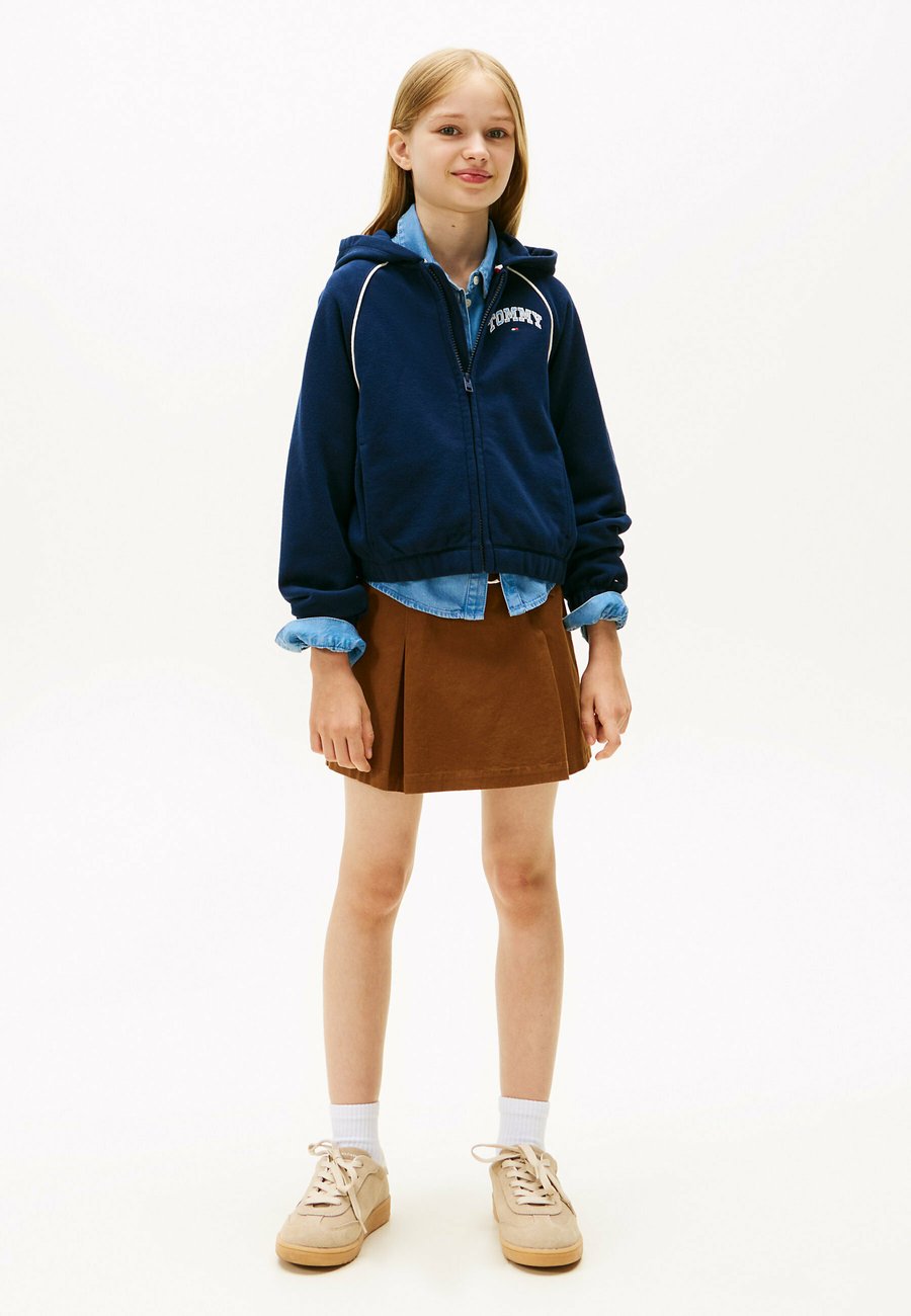 Толстовка Tommy Hilfiger VARSITY LOGO EMBROIDERY RELAXED -THRU HOODY, Dark Blue
Толстовка Tommy Hilfiger VARSITY LOGO EMBROIDERY RELAXED -THRU HOODY, Dark Blue