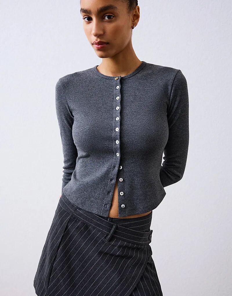 Вязаный кардиган Bershka на пуговицах светло-серого цвета
Вязаный кардиган Bershka на пуговицах светло-серого цвета