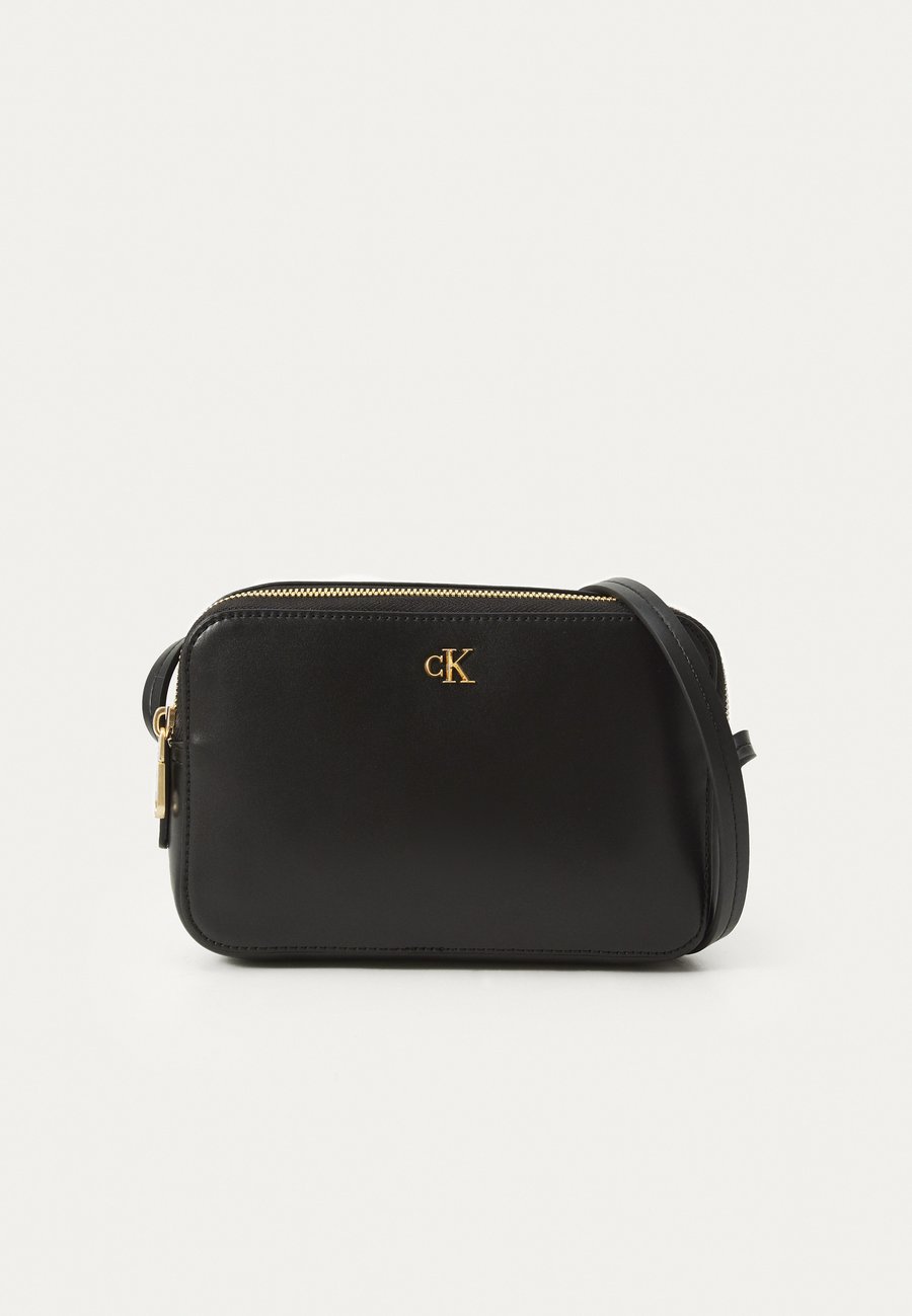Сумка кросс-боди Calvin Klein HARDWARE MONOGRAM, Black/Gold-Coloured
Сумка кросс-боди Calvin Klein HARDWARE MONOGRAM, Black/Gold-Coloured