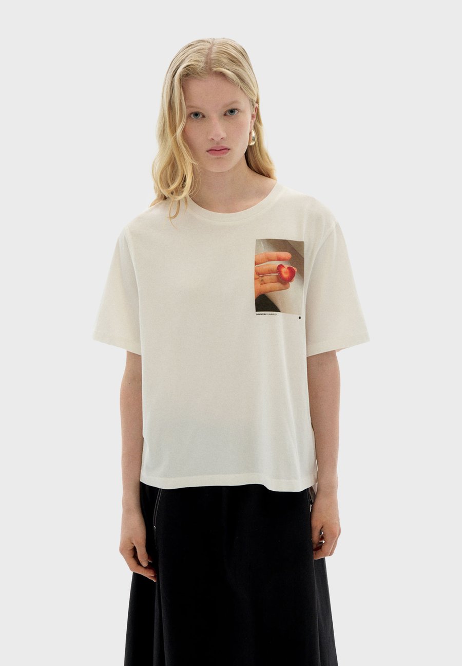 Футболка Thinking Mu LUCIA, Off White/Off-White
Футболка Thinking Mu LUCIA, Off White/Off-White