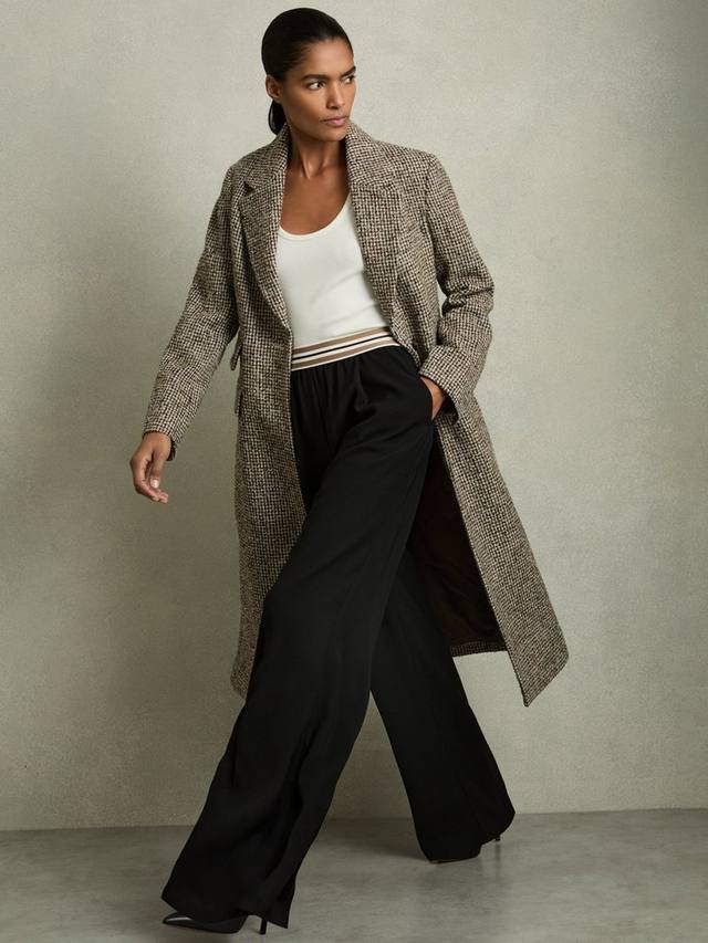 Широкие брюки с поясом в полоску из абс-пластика Reiss, черный
Широкие брюки с поясом в полоску из абс-пластика Reiss, черный