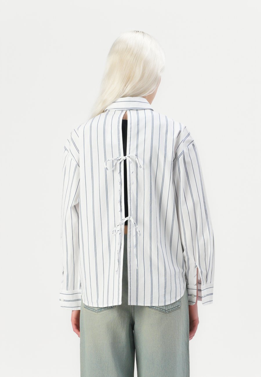 Блуза Abercrombie & Fitch OVERSIZED TIE BACK SHIRT, White
Блуза Abercrombie & Fitch OVERSIZED TIE BACK SHIRT, White