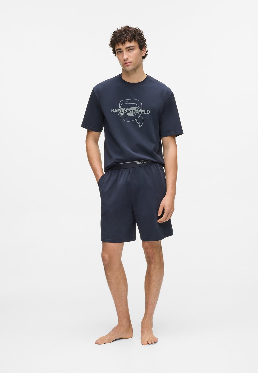 Пижамный комплект KARL LAGERFELD SLEEP SET IKON, Dark Navy/Dark Blue
Пижамный комплект KARL LAGERFELD SLEEP SET IKON, Dark Navy/Dark Blue