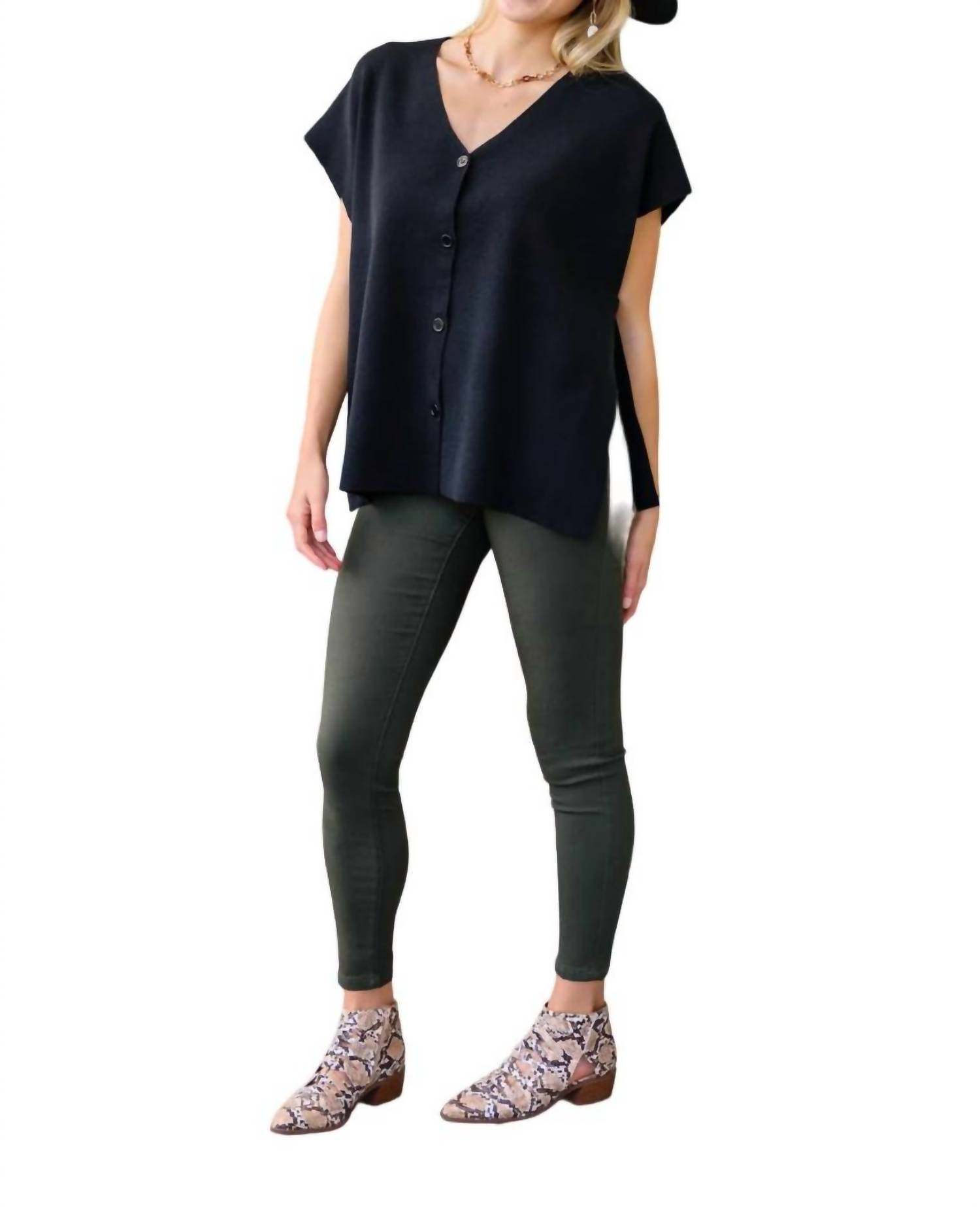 Финальный топ черного цвета ANDREE BY UNIT
Финальный топ черного цвета ANDREE BY UNIT