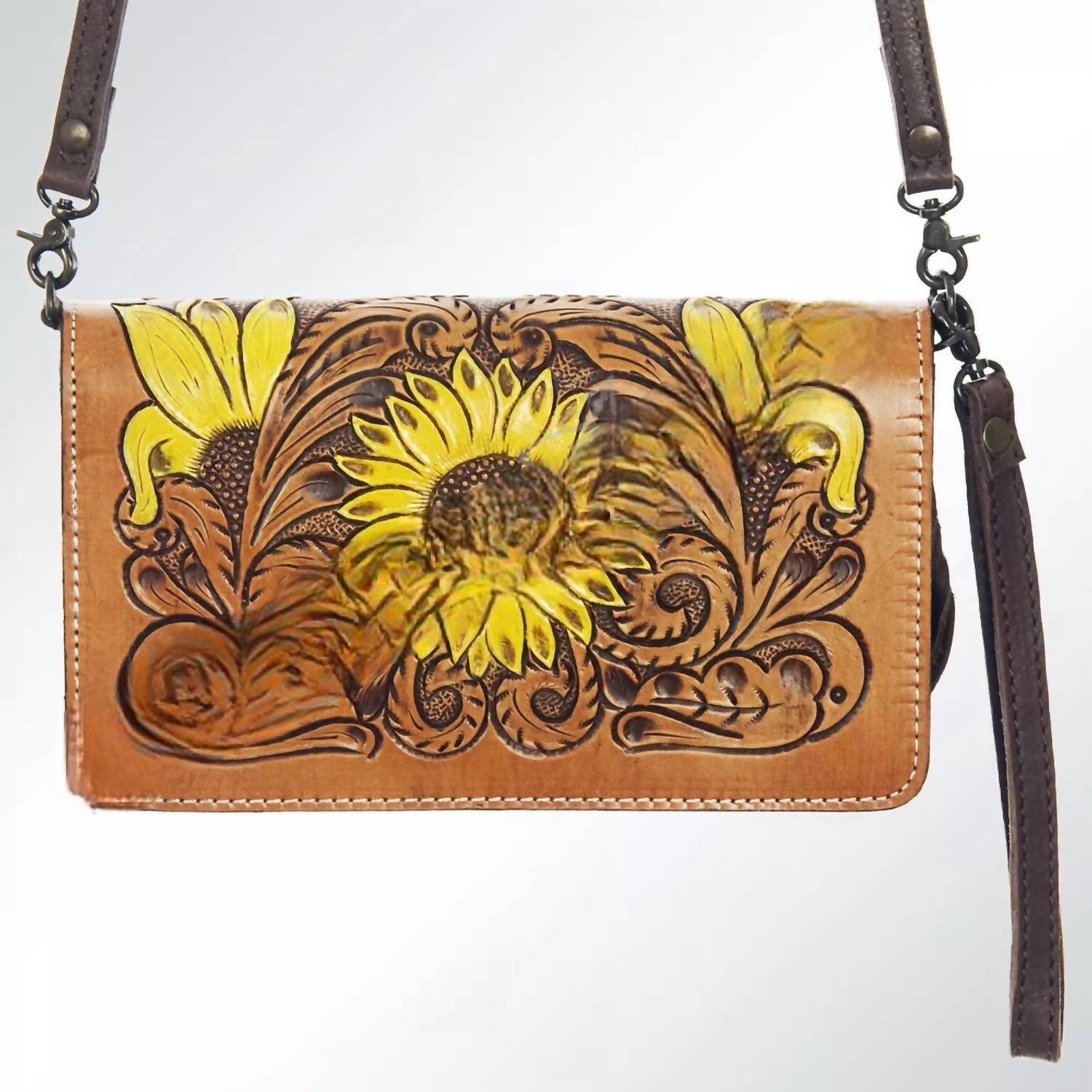 Женский кожаный кошелек на запястье с тиснением в коричневом цвете American Darling
Женский кожаный кошелек на запястье с тиснением в коричневом цвете American Darling