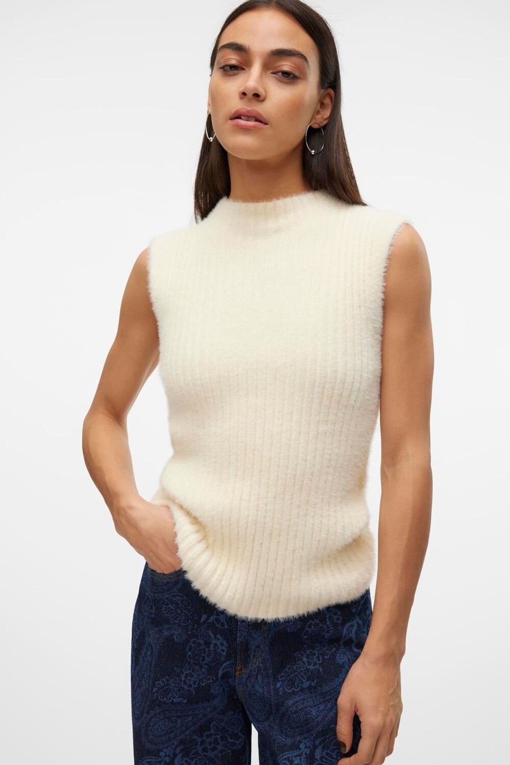 Пушистый вязаный джемпер без рукавов с ресничками Vero Moda, бежевый
Пушистый вязаный джемпер без рукавов с ресничками Vero Moda, бежевый